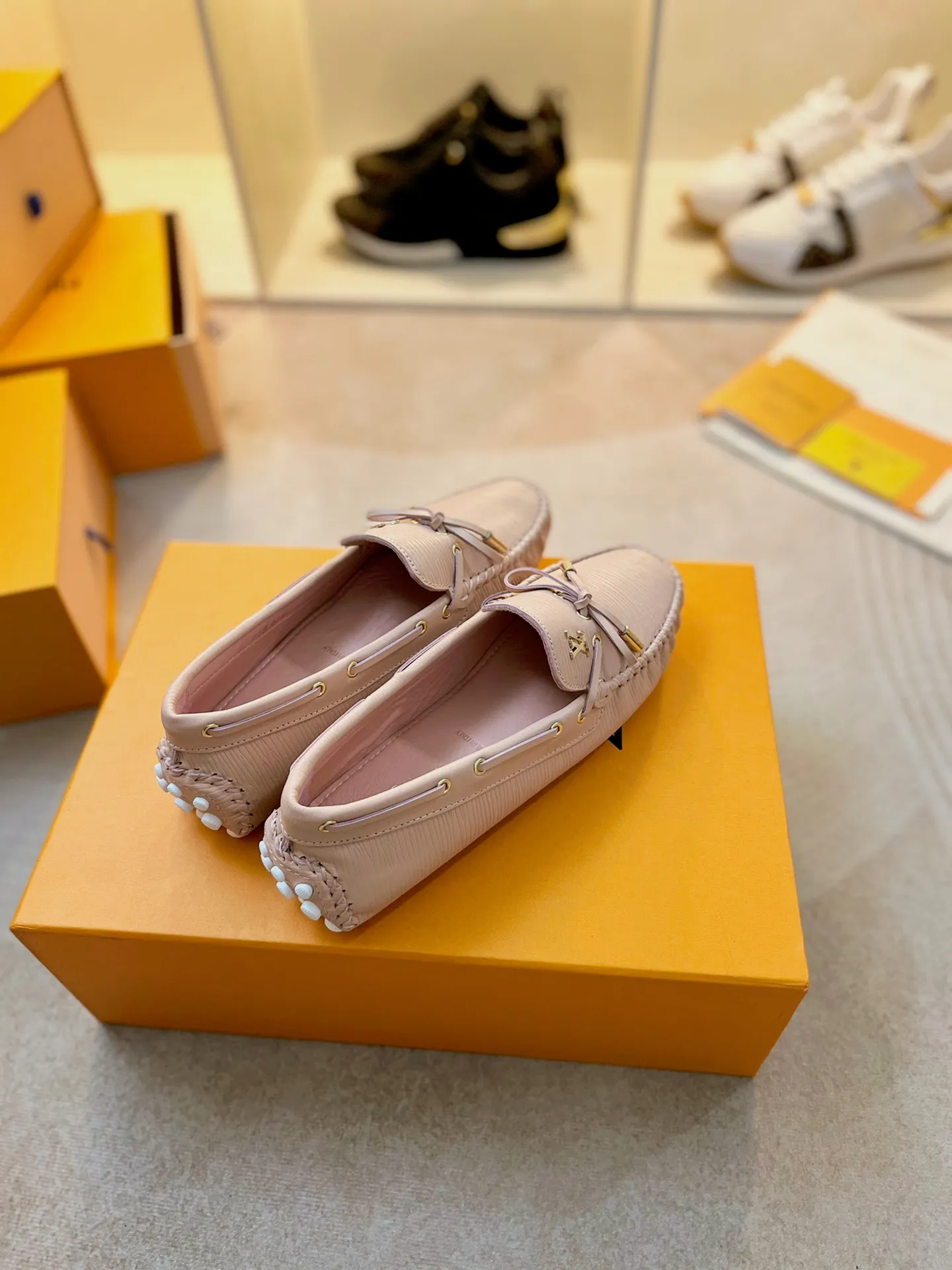 p460💰Couple model❤️🇫🇷 𝙇𝙤𝙪𝙞𝙨 𝙑𝙪𝙞𝙩𝙩𝙤𝙣 🇫🇷Louis Vuitton 2023 Classic𝓛𝓿 𝓣𝓻𝓪𝓲𝓷𝓮𝓻 Sports Series ➪➪➪¯ [Arizona Doudou Shoes Series] ▪️▪️▪️Arizona slip-on shoes are made of Monogram Eclipse canvas. Its hand-painted and dyed edges and hand-sewn uppers fully demonstrate Louis Vuitton's traditional shoemaking craftsmanship. This slip-on shoe is very lightweight. The integrated tongue and upper make it particularly comfortable and flexible. The soft outsole is equipped with rubber padding. Decorated with matching sash. Detailed features: ☑️Monogram Eclipse canvas ☑️Black Eclipse pattern ☑️Hand-painted shoe edges ☑️Hand-sewn uppers (each pair takes time to process) ☑️Integrated tongue and upper construction ☑️Outsole equipped with rubber lining ☑️size: 35_46